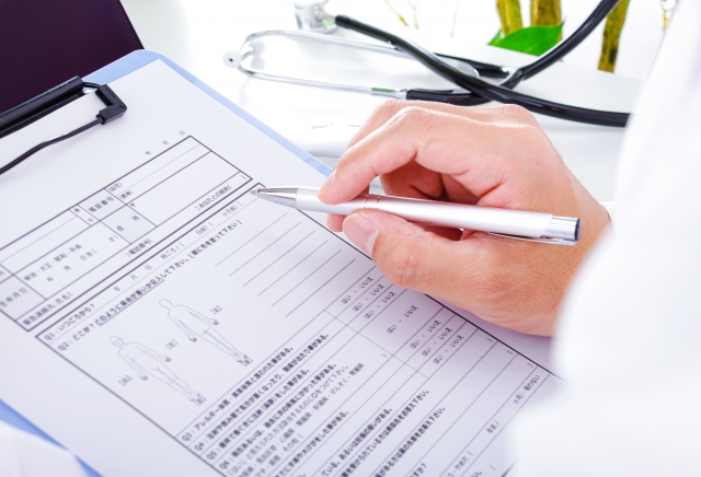 診察する婦人科医師